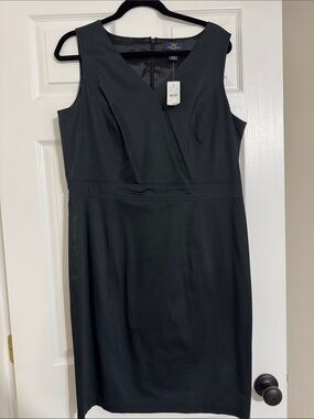 346 Brooks Brothers Sleeveless Black V-Neck Sheath Dress